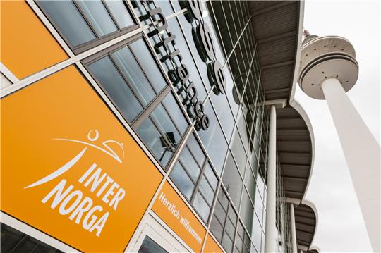 Das Logo der Messe für Gastronomie und Hotellerie Internorga hängt am Eingang der Messehallen Hamburg. Foto: Ulrich Perrey/dpa
