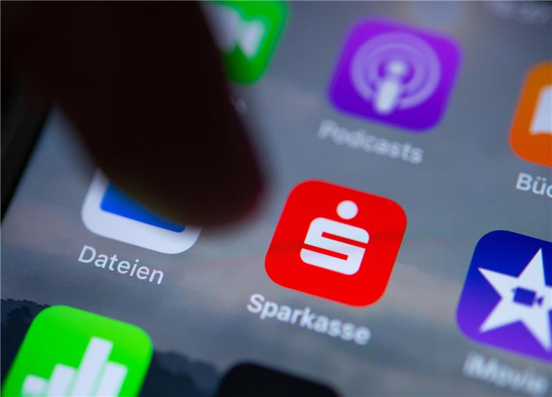 Das Logo der Online-Banking-App der Sparkasse ist auf dem Display eines Smartphones zu sehen (Symbolbild). Foto: Monika Skolimowska/dpa-Zentralbild/dpa