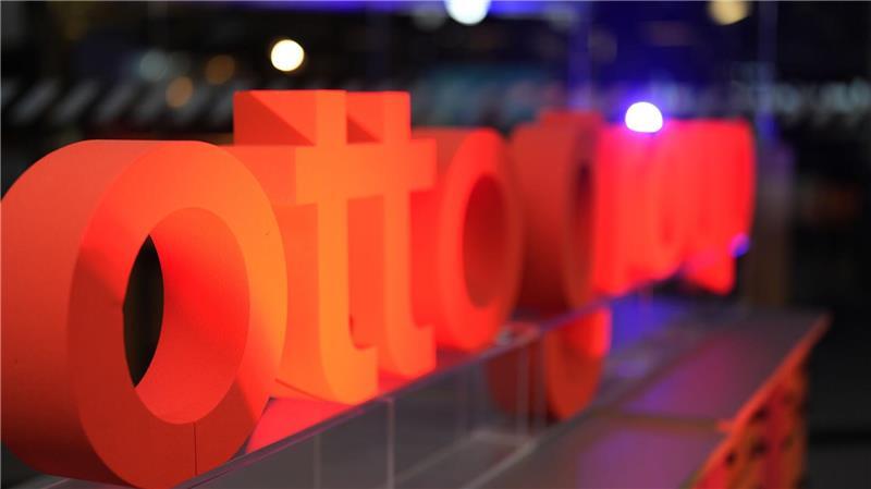 Neue Chefin richtet Otto Group auf Stabilität aus Das Logo der Otto Group ist anlässlich der Vorstellung des Geschäftsberichts aufgebaut.