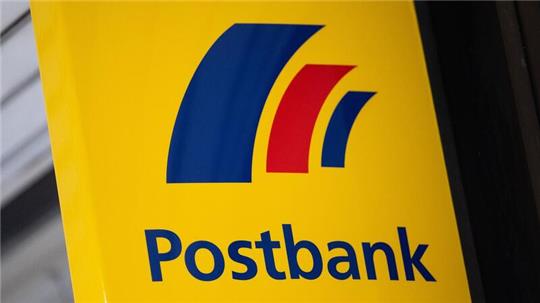 Das Logo der Postbank ist an einer Filiale zu sehen.