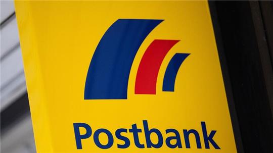 Das Logo der Postbank ist an einer Filiale zu sehen.