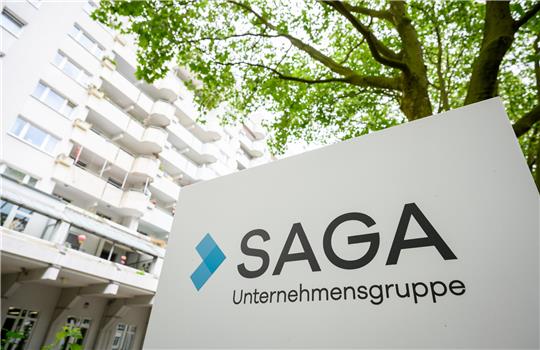 Das Logo der SAGA ist an der Geschäftsstelle Eimsbüttel zu sehen. Das Unternehmen besteht seit 100 Jahren. Foto: Daniel Reinhardt/dpa