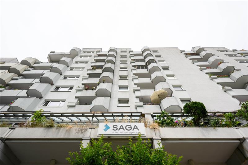 Hamburgs größter Vermieter Saga macht Millionengewinn Das Logo der Saga ist an der Geschäftsstelle Eimsbüttel zu sehen. Die Hamburger Wohnungsgesellschaft feiert ihren 100. Geburtstag. Foto: Daniel Reinhardt/dpa