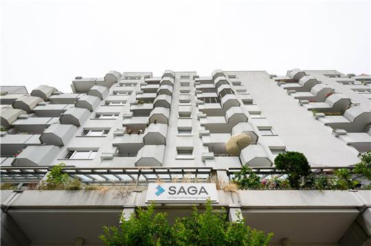 Das Logo der Saga ist an der Geschäftsstelle Eimsbüttel zu sehen. Die Hamburger Wohnungsgesellschaft feiert ihren 100. Geburtstag. Foto: Daniel Reinhardt/dpa