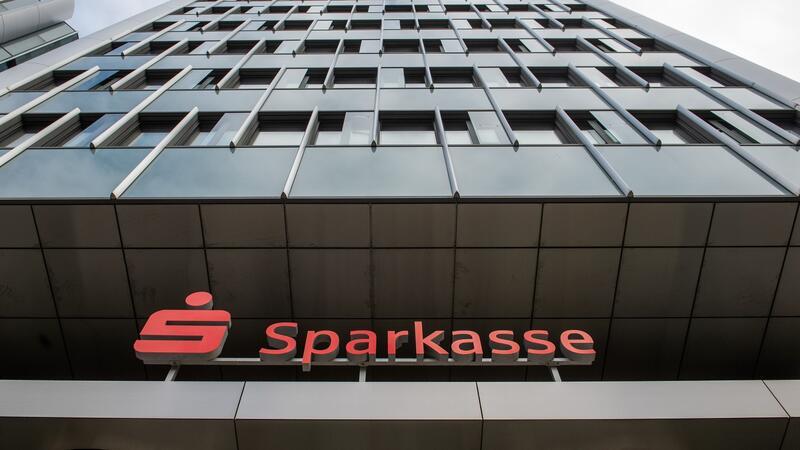 Sparkassen: Immobilienflaute lässt Kreditgeschäft schrumpfen Das Logo der Sparkasse über einem Eingang zum Unternehmenssitz der Sparkasse Hannover.