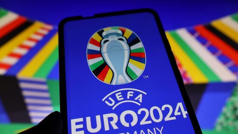 Das Logo der UEFA Euro 2024 ist auf einem Smartphone zu sehen.