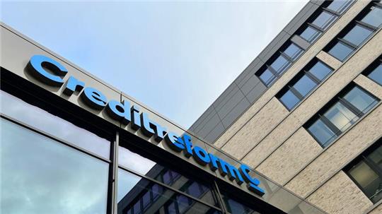 Das Logo der Wirtschaftsauskunftei Creditreform hängt am Eingang des Unternehmens.