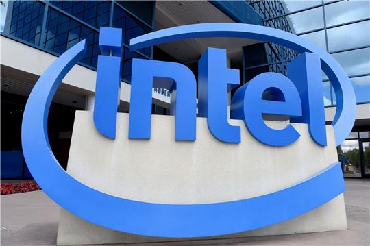 Das Logo des Chipherstellers Intel an der Zentrale des Unternehmens in Kalifornien.