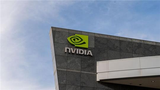 Das Logo des Chipkonzerns Nvidia am Hauptquartier im Silicon Valley.