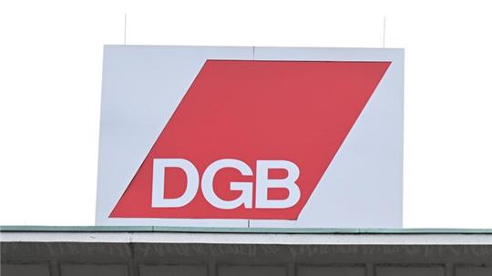 Das Logo des Deutschen Gewerkschaftsbundes DGB, ist am Gewerkschaftshaus in Stuttgart angebracht.