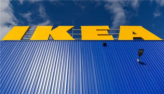 Das Logo des Einrichtungskonzerns IKEA an einer Halle im Ortsteil der Gemeinde Schönefeld im Landkreis Dahme-Spreewald. Foto: Patrick Pleul/dpa-Zentralbild/dpa