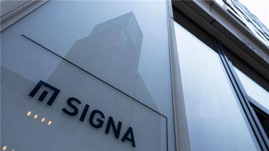 Das Logo des Immobilienunternehmens Signa ist an der Fassade eines Hochhauses am Berliner Sitz der Firma angebracht.