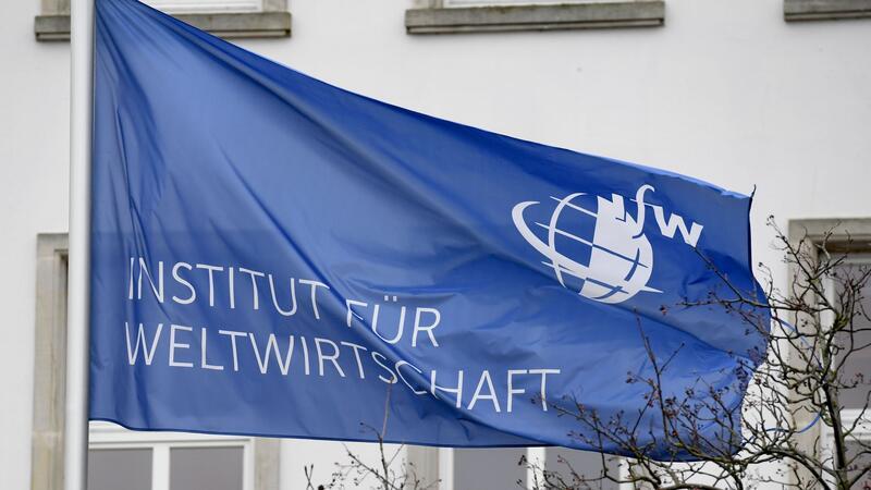 Das Logo des Instituts für Weltwirtschaft (IfW) ist auf einer Fahne an dem Gebäude an der Förde in Kiel zu sehen.