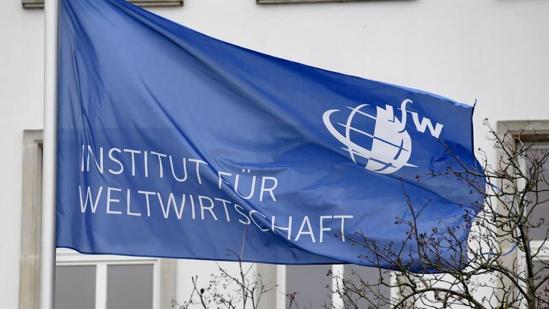 Das Logo des Instituts für Weltwirtschaft (IfW) ist auf einer Fahne an dem Gebäude an der Förde in Kiel zu sehen.