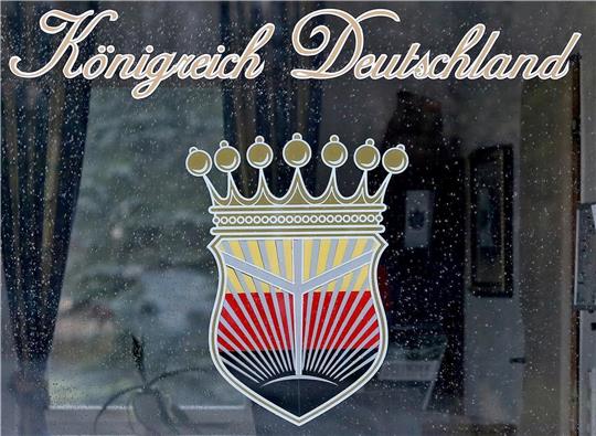 Das Logo des «Königreich Deutschland» prangt am Fenster eines Pförtnerhauses in Lutherstadt Wittenberg. Dort wurde das „Königreich“, das der Verfassungsschutz als Fantasiestaat bezeichnet, gegründet. Foto: Jan Woitas