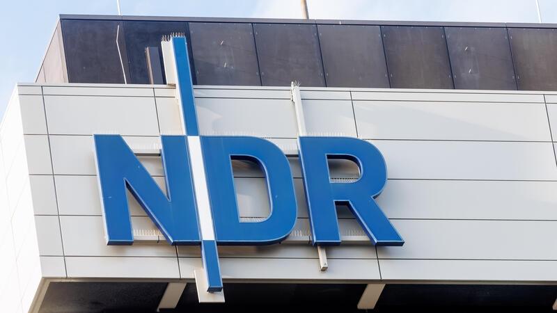 Warnstreik beim NDR – Nicht nur „Tagesschau“ fällt aus Das Logo des Norddeutschen Rundfunks (NDR) ist an einem Gebäude auf dem Sendergelände in Lokstedt angebracht.