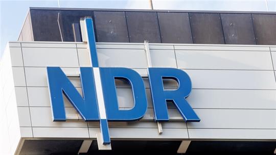 Das Logo des Norddeutschen Rundfunks (NDR) ist an einem Gebäude auf dem Sendergelände in Lokstedt angebracht.