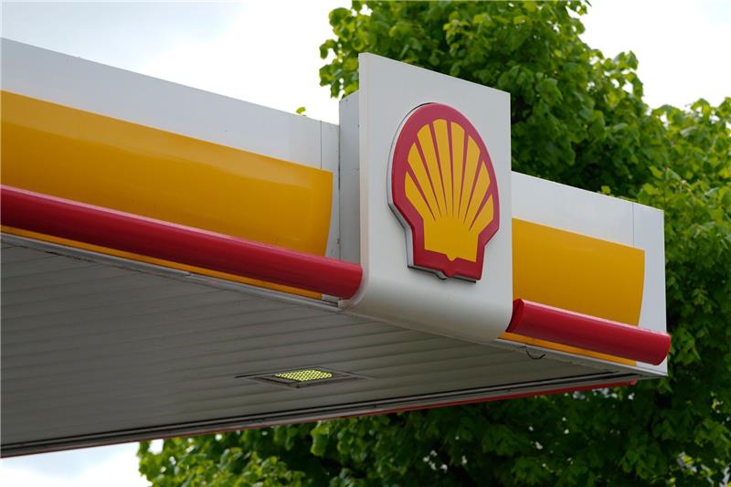 Regierungsstreit über Krisenbeitrag der Öl- und Gaskonzerne Das Logo des Ölkonzerns Shell: Die Preise an Tankstellen gehen wieder nach unten.