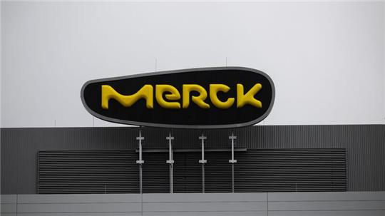 Das Logo des Pharma- und Chemiekonzerns Merck steht auf einem Gebäude an dessen Sitz in Darmstadt.