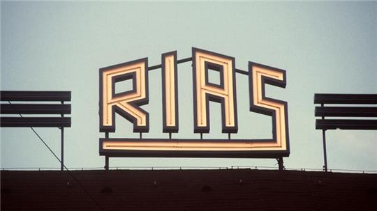 Das Logo des RIAS Berlin auf dem Dach des Rundfunkhauses im Stadtteil Schöneberg.