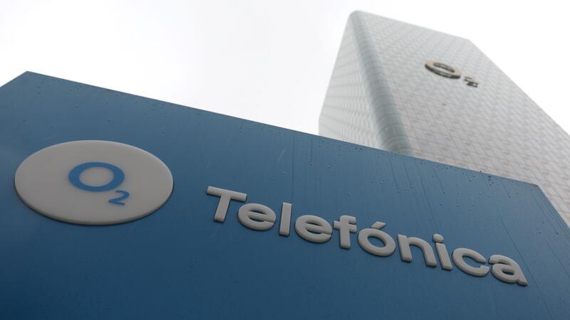 O2 will mehr Mobilfunk-Masten in Naturschutzgebieten bauen Das Logo des Telekommunikationsanbieters O2 Telefónica ist auf einem Schild vor der Deutschlandzentrale am Uptown-Hochhaus zu sehen. Das Unternehmen will künftig mehr Antennen in Naturschutzgebieten aufstellen.