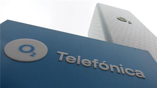 Das Logo des Telekommunikationsanbieters O2 Telefónica ist auf einem Schild vor der Deutschlandzentrale am Uptown-Hochhaus zu sehen. Das Unternehmen will künftig mehr Antennen in Naturschutzgebieten aufstellen.