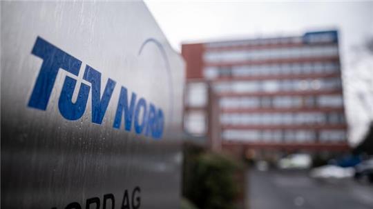 Das Logo des Tüv Nord ist vor der Zentrale in Essen zu sehen.