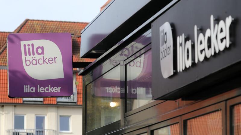 Das Logo des Unternehmens Lila Bäcker an einer Filiale im Ostseebad Warnemünde.