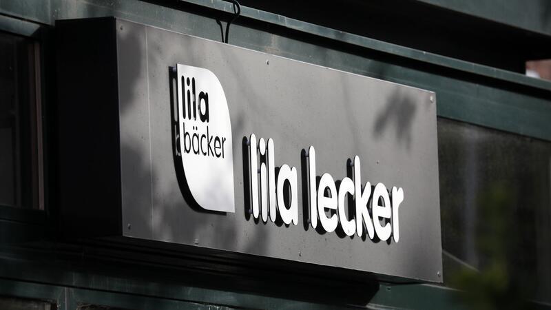 Das Logo des Unternehmens Lila Bäcker an einer Filiale in Warnemünde.