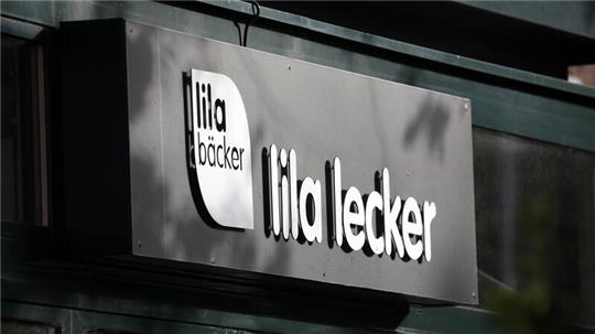 Das Logo des Unternehmens Lila Bäcker an einer Filiale in Warnemünde.