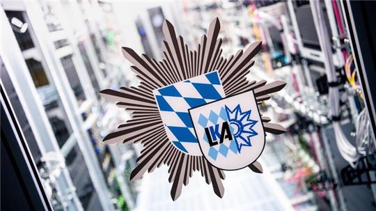 Das Logo des bayerischen Landeskriminalamts an der Tür zu einem Serverraum.