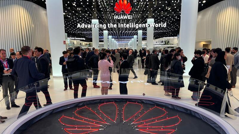 Das Logo des chinesischen Technologiekonzerns Huawei ist am Eingang seines Messestandes beim Mobile World Congress (MWC) zu sehen.