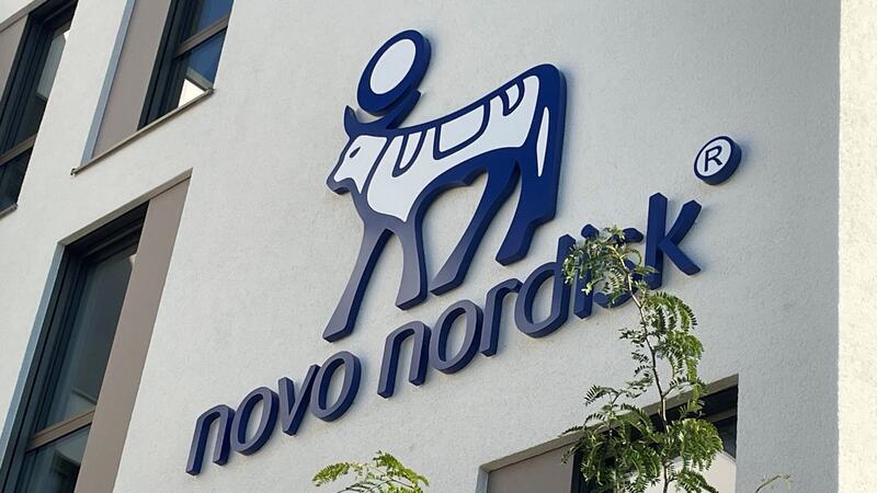 Das Logo des dänischen Pharmaunternehmens Novo Nordisk an der Fassade der neuen Deutschlandzentrale.
