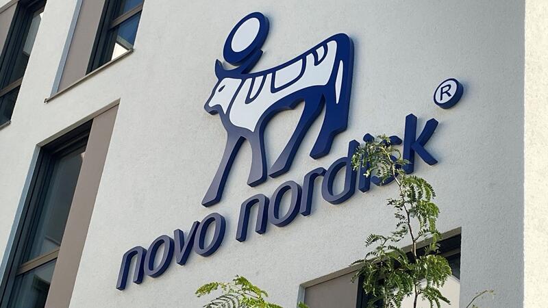 Bundeskartellamt genehmigt Kauf von Cardior aus Hannover Das Logo des dänischen Pharmaunternehmens Novo Nordisk an der Fassade der neuen Deutschlandzentrale.