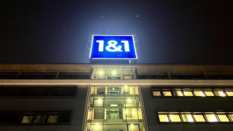 Eigenes Handynetz ist finanziell noch Ballast für 1&1 Das Logo von 1&1 ist auf dem Dach der Firmenzentrale installiert.