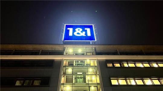 Das Logo von 1&1 ist auf dem Dach der Firmenzentrale installiert.