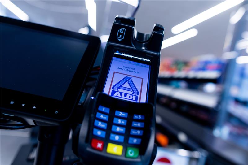 Das Logo von Aldi Nord ist auf einem Zahlungsgerät in einer Aldi-Filiale an einer Kasse zu sehen. (zu dpa: «Update soll Kartenzahlungen in Einzelhandel wieder ermöglichen») Foto: Rolf Vennenbernd/dpa