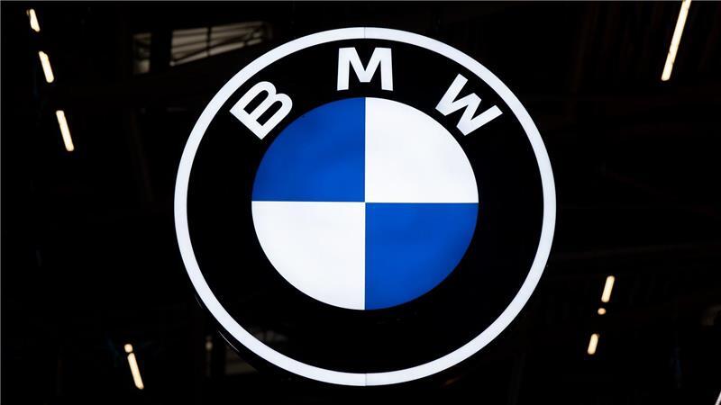 Das Logo von BMW während der Internationalen Automobil-Ausstellung (IAA Mobility) am Messestand von BMW. (zu dpa: «Brandgefahr: BMW ruft hunderttausende Autos zurück»)