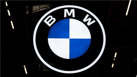 Das Logo von BMW während der Internationalen Automobil-Ausstellung (IAA Mobility) am Messestand von BMW. (zu dpa: «Brandgefahr: BMW ruft hunderttausende Autos zurück»)