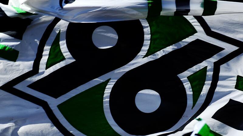 Das Logo von Hannover 96 ist auf einer Flagge zu sehen.