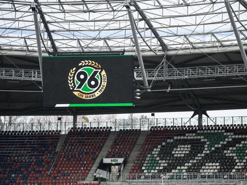Das Logo von Hannover 96 ist im Stadion an der Anzeigetafel zu sehen. Foto: Swen Pförtner/dpa/Archivbild