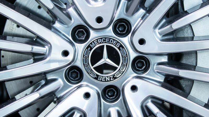 Einbruch bei Stader Mercedes-Händler – Mehrere 10.000 Euro Schaden Das Logo von Mercedes-Benz ist auf einer Felge zu sehen. Diebe haben in Stade gezielt Mercedes-Felgen gestohlen.