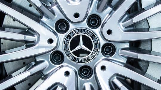 Das Logo von Mercedes-Benz ist auf einer Felge zu sehen. Diebe haben in Stade gezielt Mercedes-Felgen gestohlen.