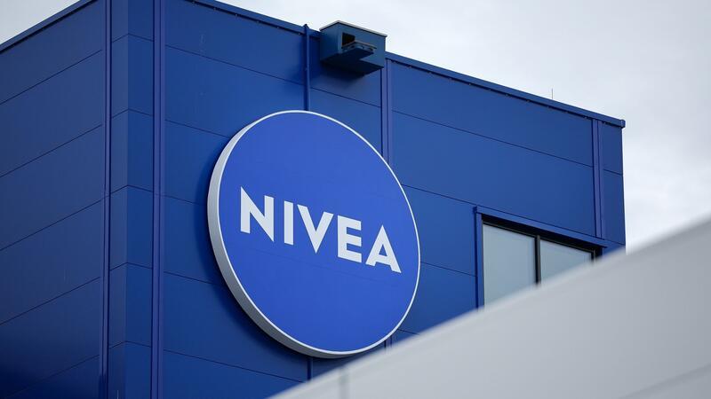 Beiersdorf profitiert von gut laufendem Hautpflegegeschäft Das Logo von „Nivea“ hängt am neuen Werk von Beiersdorf.