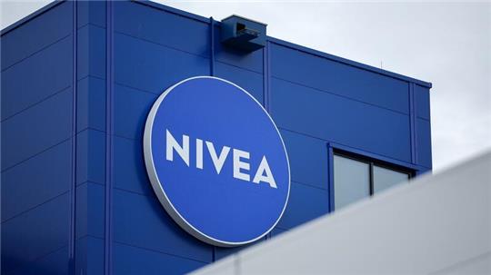 Das Logo von „Nivea“ hängt am neuen Werk von Beiersdorf.