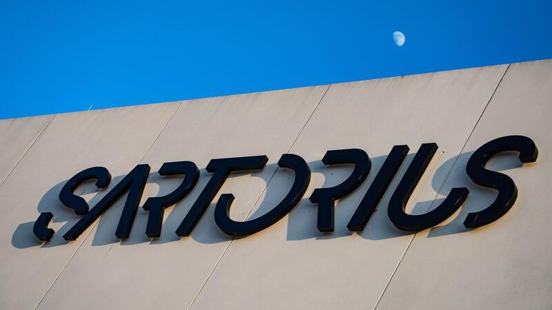 Sartorius erwartet Aufschwung im laufenden Jahr Das Logo von Sartorius ist auf einem Gebäude am Firmensitz zu sehen.