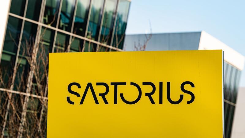 Laborausrüster Sartorius dampft seine Jahresziele ein Das Logo von Sartorius ist auf einer Stele am Firmensitz in Göttingen zu sehen.