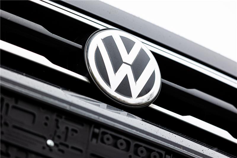 Das Logo von Volkswagen ist an einem Fahrzeug zu sehen. Foto: Moritz Frankenberg/dpa