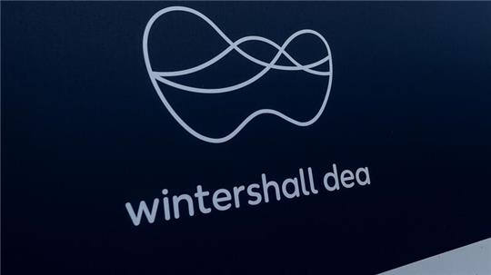 Das Logo von Wintershall Dea ist an einem Schild zu sehen.