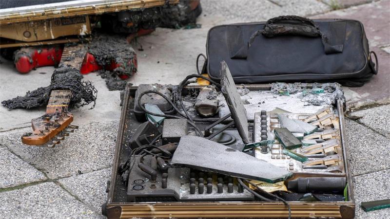 Das Lokal brannte lichterloh - eine rote Gitarre und ein Mischpult liegen völlig verkohlt am Boden.